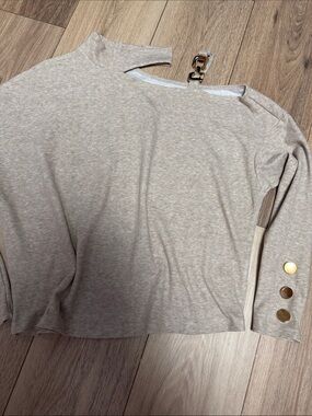 Chic me NWOT S  Beige Cold-Shoulder Knit Top GOLD HARDWARE Button Detail SWEATER